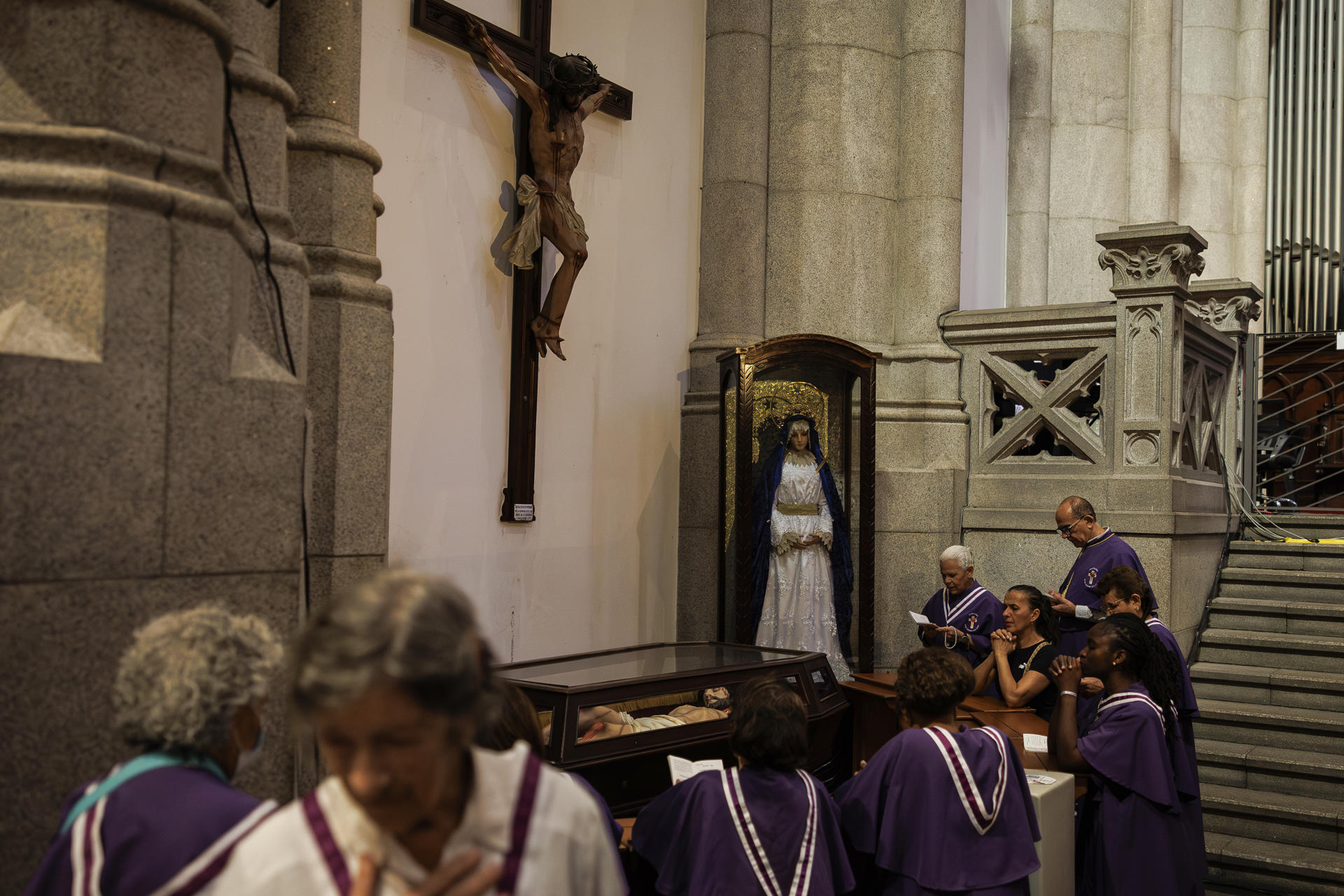 Personas asisten a una misa en honor al nuevo pontífice este viernes, en La catedral de la ciudad de São Paulo (Brasil). EFE/ Isaac Fontana