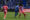 Pablo Barrios (i) y Clément Laurent (d), del Atlético de Madrid, luchan por el balón con Kike García (c), del Deportivo Alavés, durante el partido de LaLiga que enfrentó a sus equipos en el estadio de Mendízorrotza en Vitoria-Gasteiz.  EFE/Adrián Ruiz Hierro
