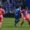 Pablo Barrios (i) y Clément Laurent (d), del Atlético de Madrid, luchan por el balón con Kike García (c), del Deportivo Alavés, durante el partido de LaLiga que enfrentó a sus equipos en el estadio de Mendízorrotza en Vitoria-Gasteiz.  EFE/Adrián Ruiz Hierro