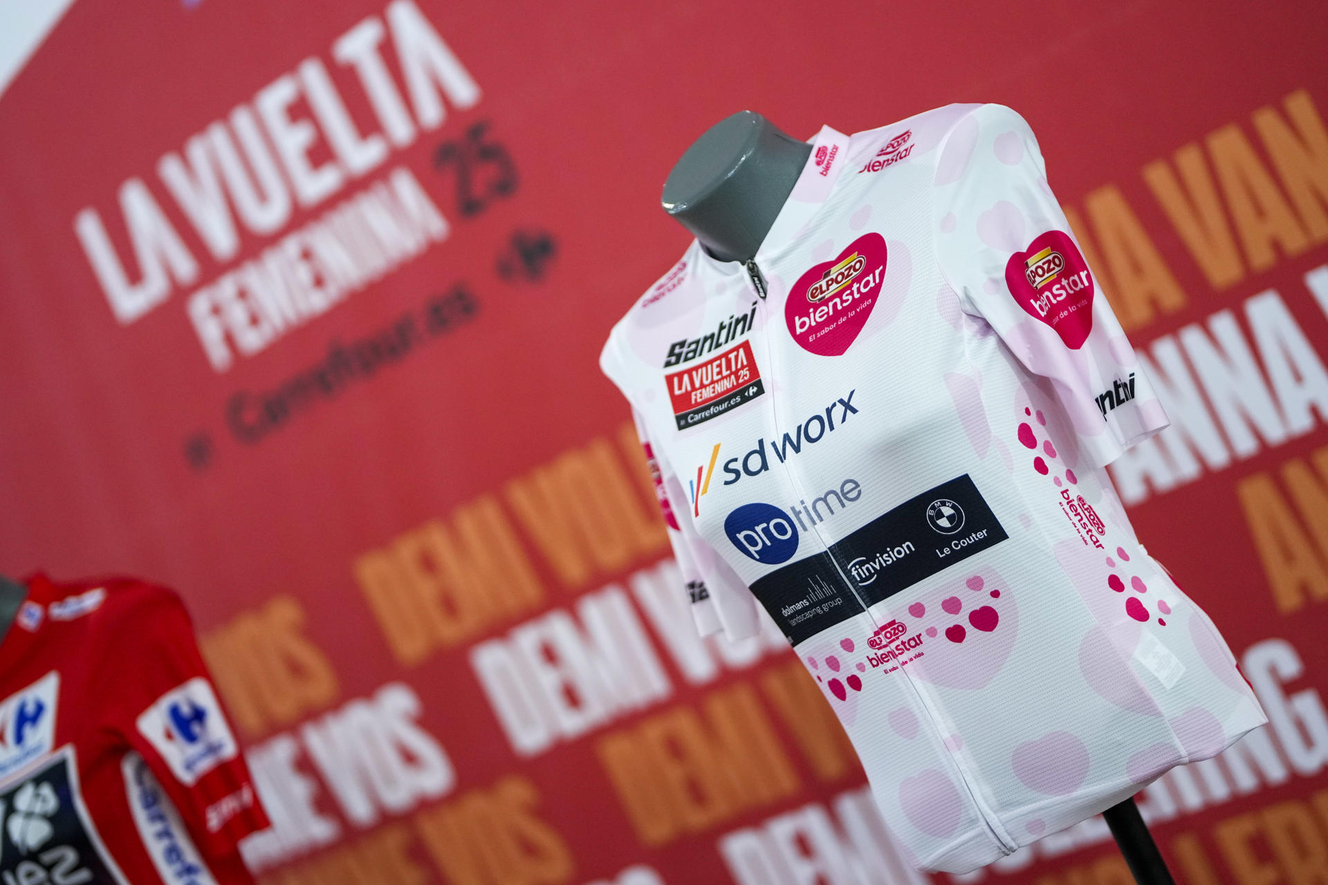 Presentación de los maillots de La Vuelta a España 2025 a la que han asistido el director de La Vuelta, Javier Guillén, y Mónica Santini, responsable de la marca fabricante de los maillots. EFE/Borja Sánchez-Trillo