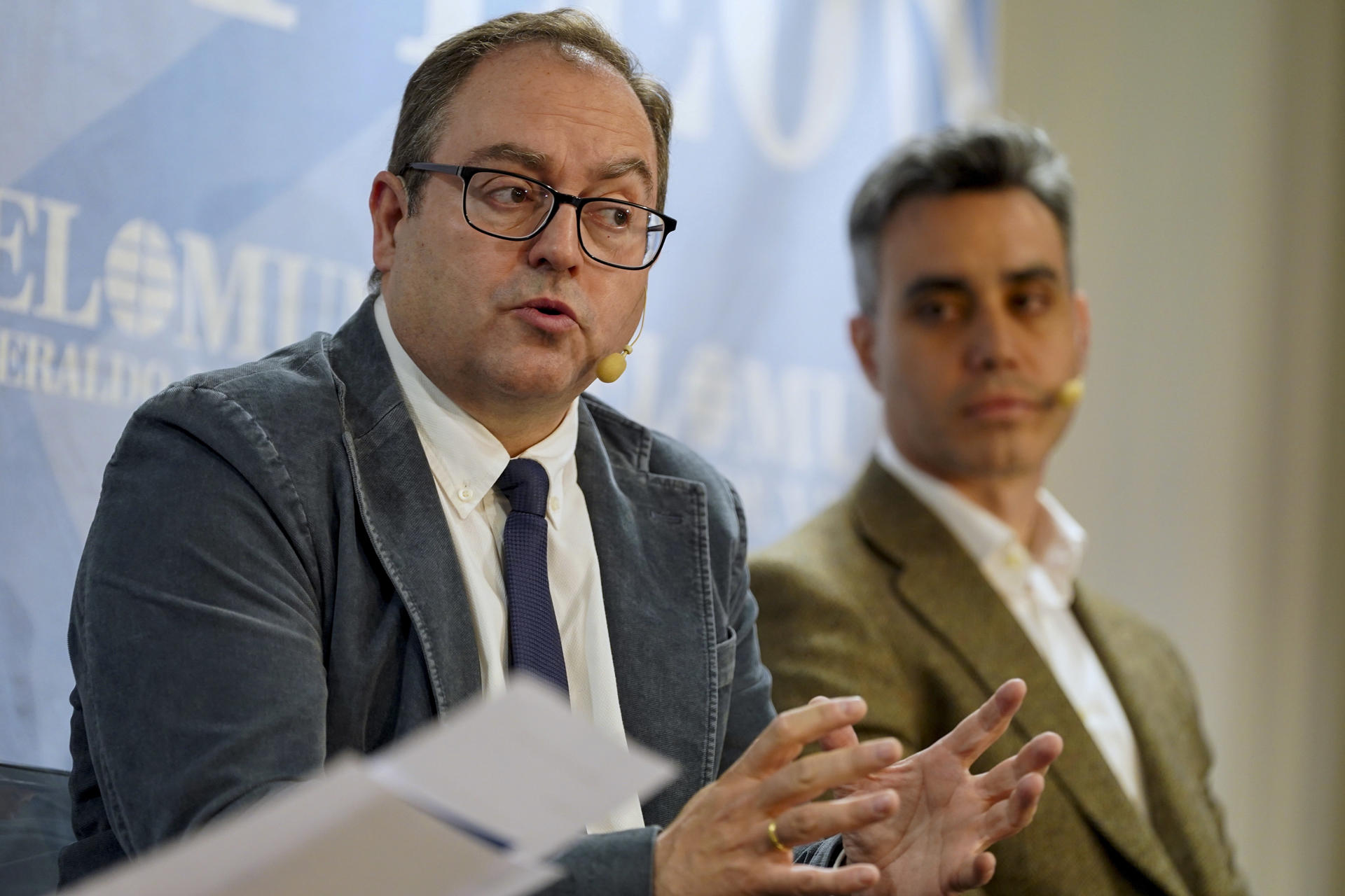 El director general de Incibe, Félix Barrio (i) y el director de ciberseguridad de Vodafone, Roberto Lara (d) participan en un encuentro informativo sobre ciberseguridad celebrado este lunes en Valladolid. EFE/Nacho Gallego