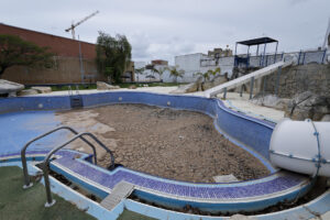 ALDAIA (VALENCIA), 17/05/2025.- Imagen de la piscina de Aldaia afectada por la dana de octubre de 2024. EFE/Biel Aliño