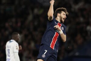 El extremo georgiano Khvicha Kvaratskhelia celebra un gol para el PSG ante el AJ Auxerre en París, Francia. EFE/EPA/TERESA SUAREZ