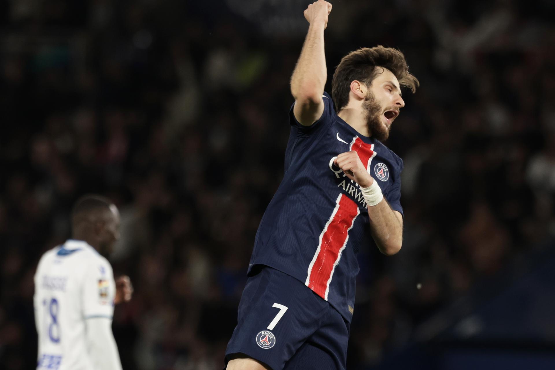 El extremo georgiano Khvicha Kvaratskhelia celebra un gol para el PSG ante el AJ Auxerre en París, Francia. EFE/EPA/TERESA SUAREZ