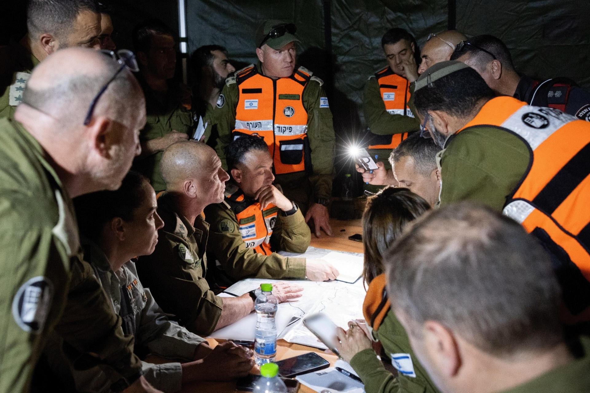 El Ejército israelí continúa este jueves apoyando en las labores de extinción de los incendios declarados este miércoles en los montes cercanos a Jerusalén, que causaron miles de evacuados y 36 heridos entre civiles y bomberos. En un comunicado, las Fuerzas de Defensa de Israel (FDI) informan de que aportan a las labores de extinción 50 camiones de bomberos desplegados en las zonas afectadas, que trabajan junto con los equipos de bomberos y rescate. EFE/ Ejército Israelí - SOLO USO EDITORIAL/SOLO DISPONIBLE PARA ILUSTRAR LA NOTICIA QUE ACOMPAÑA (CRÉDITO OBLIGATORIO) -