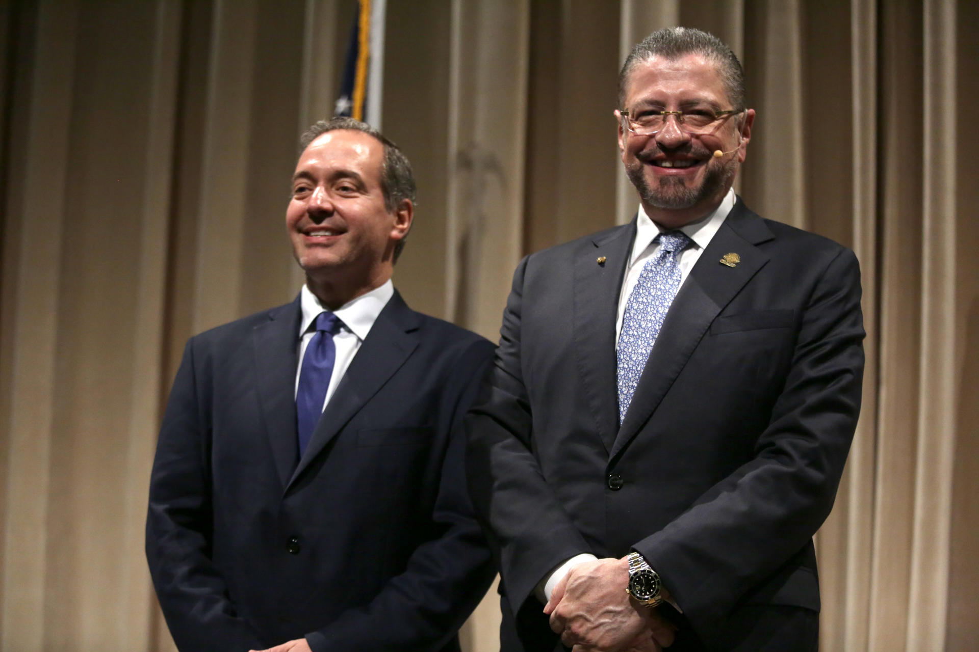 El presidente de Costa Rica, Rodrigo Chaves (d), y el director fundador del Centro para la Libertad Económica Adam Smith de la Universidad Internacional de Florida (FIU), Carlos Díaz-Rosillo, al posar este viernes, 9 de mayo, durante el foro 'Liderazgo en Latinoamérica: el caso de Costa Rica', en Miami (FL, EE.UU.). EFE/Marlon Pacheco