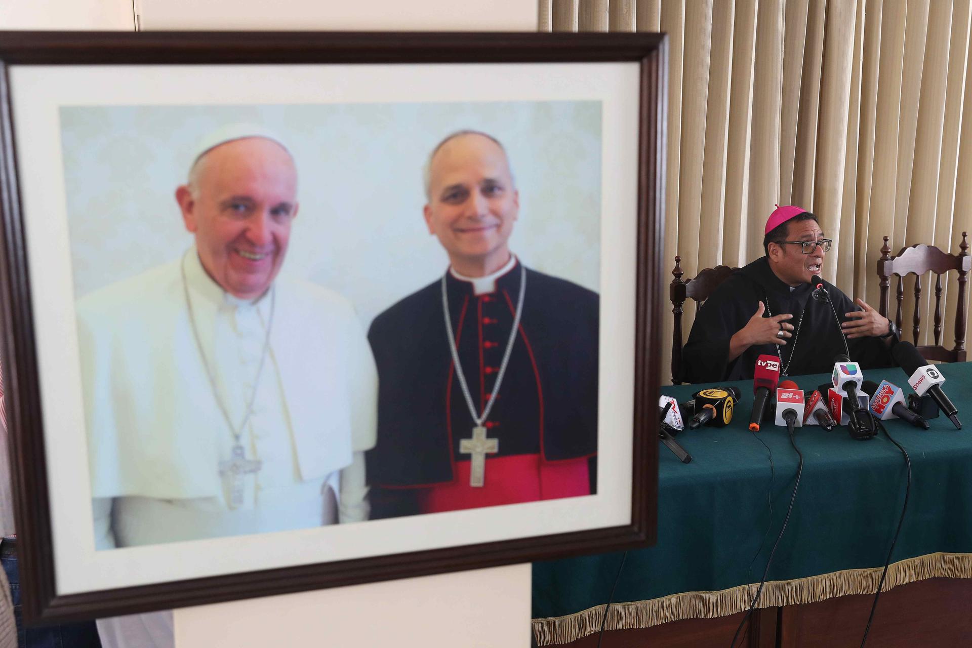 El obispo de Chiclayo, monseñor Edinson Farfán Córdova, al hablar este viernes, 9 de mayo, durante una rueda de prensa acerca del nombramiento del papa León XIV, en Chiclayo (Perú). EFE/Paolo Aguilar
