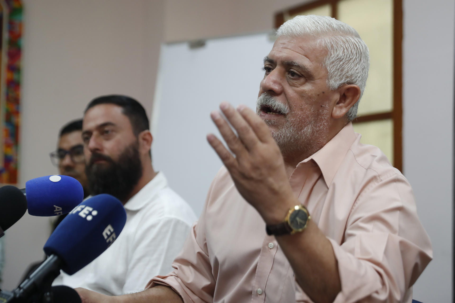 Ovidio Mauricio, abogado de la organización de derechos humanos Tutela Legal 'María Julia Hernández', habla durante una rueda de prensa este 29 de mayo de 2025, en San Salvador (El Salvador). EFE/ Rodrigo Sura