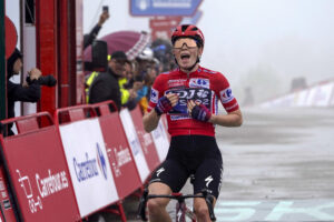 La neerlandesa Demi Vollering (c) (FDJ-Suez), al confirmarse su victoria final en la Vuelta a España femenina. EFE/Paco Parees