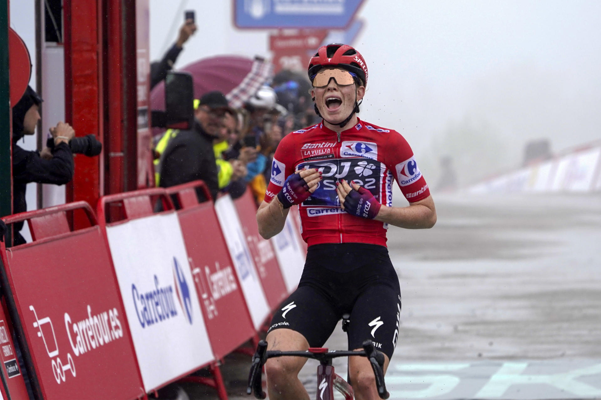 La neerlandesa Demi Vollering (c) (FDJ-Suez), al confirmarse su victoria final en la Vuelta a España femenina. EFE/Paco Parees