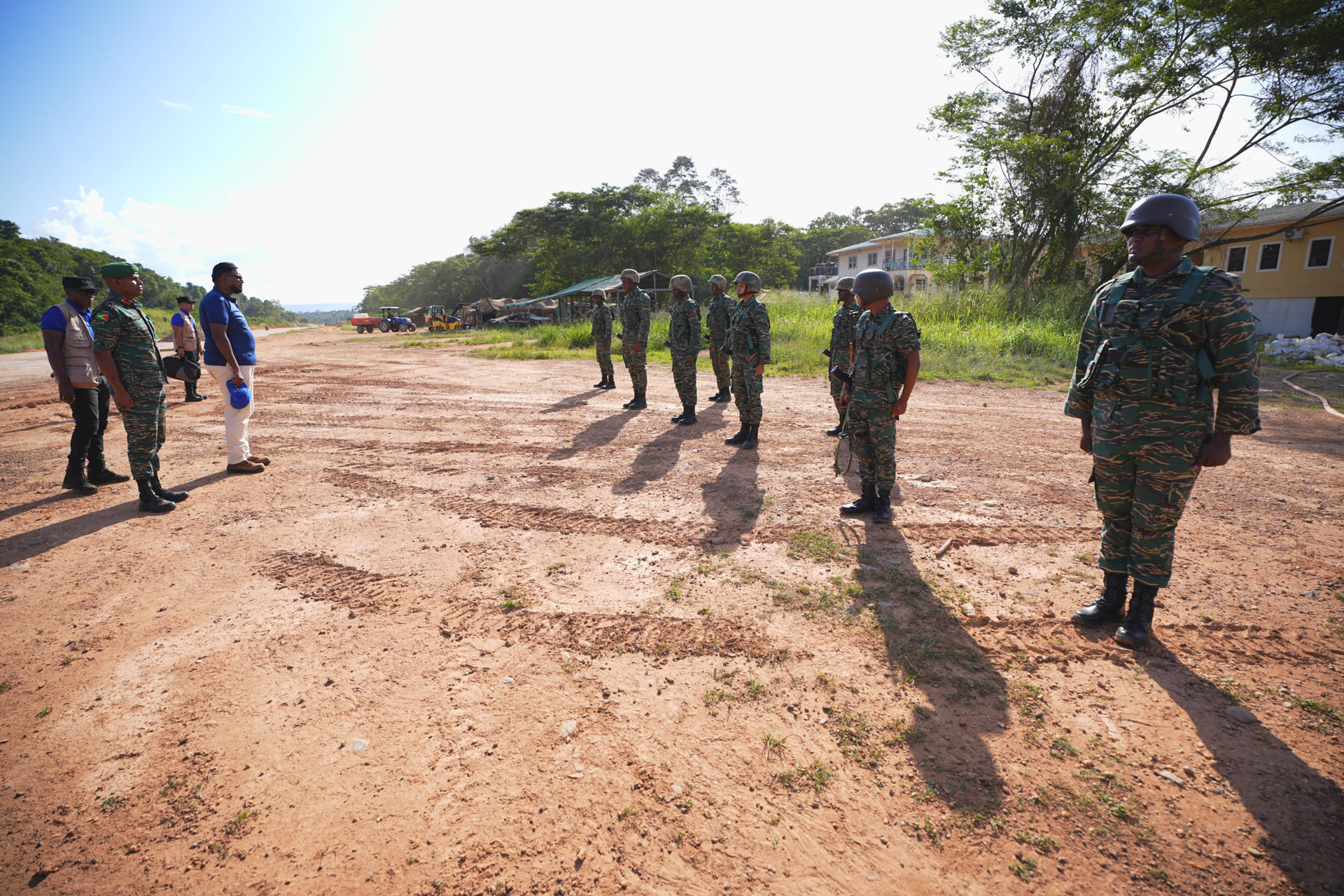 Fotografía cedida por la Presidencia de Guyana del presidente guyanés, Irfaan Ali (tercero desde la izquierda), frente a un grupo de soldados de la Fuerza de Defensa de Guyana en la aldea de Arau, en Esequibo (Guyana). EFE/ Presidencia de Guyana