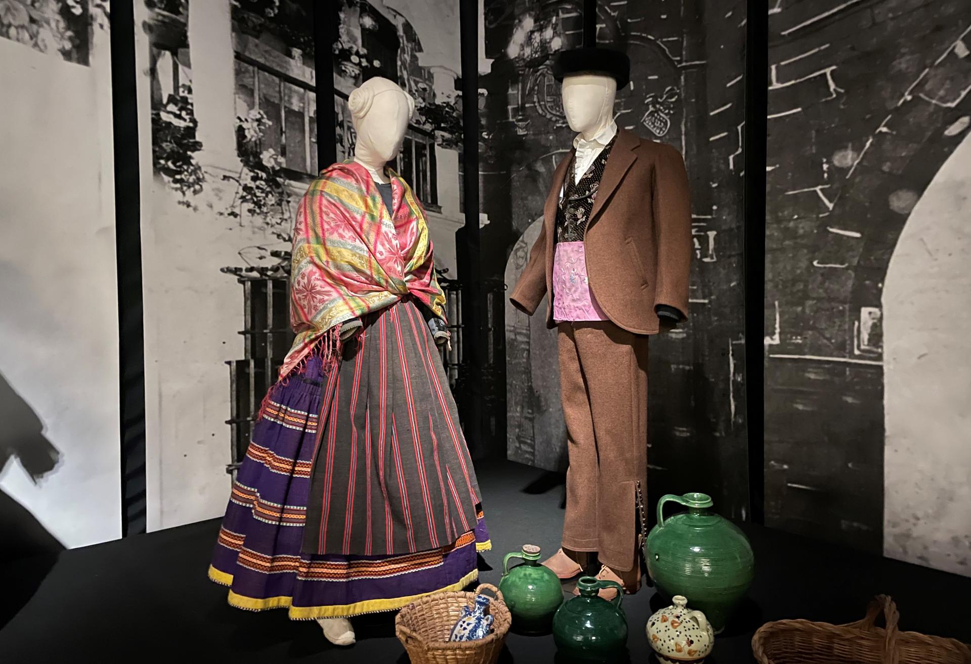 El Museo del Traje ha inaugurado este martes 'Raíces', una exposición que invita a sumergirse en el universo de la indumentaria tradicional, a explorar su valor más allá de lo ornamental y a reconocer en ella una raíz viva del patrimonio identitario y cultural español. EFE/Carmen Martín