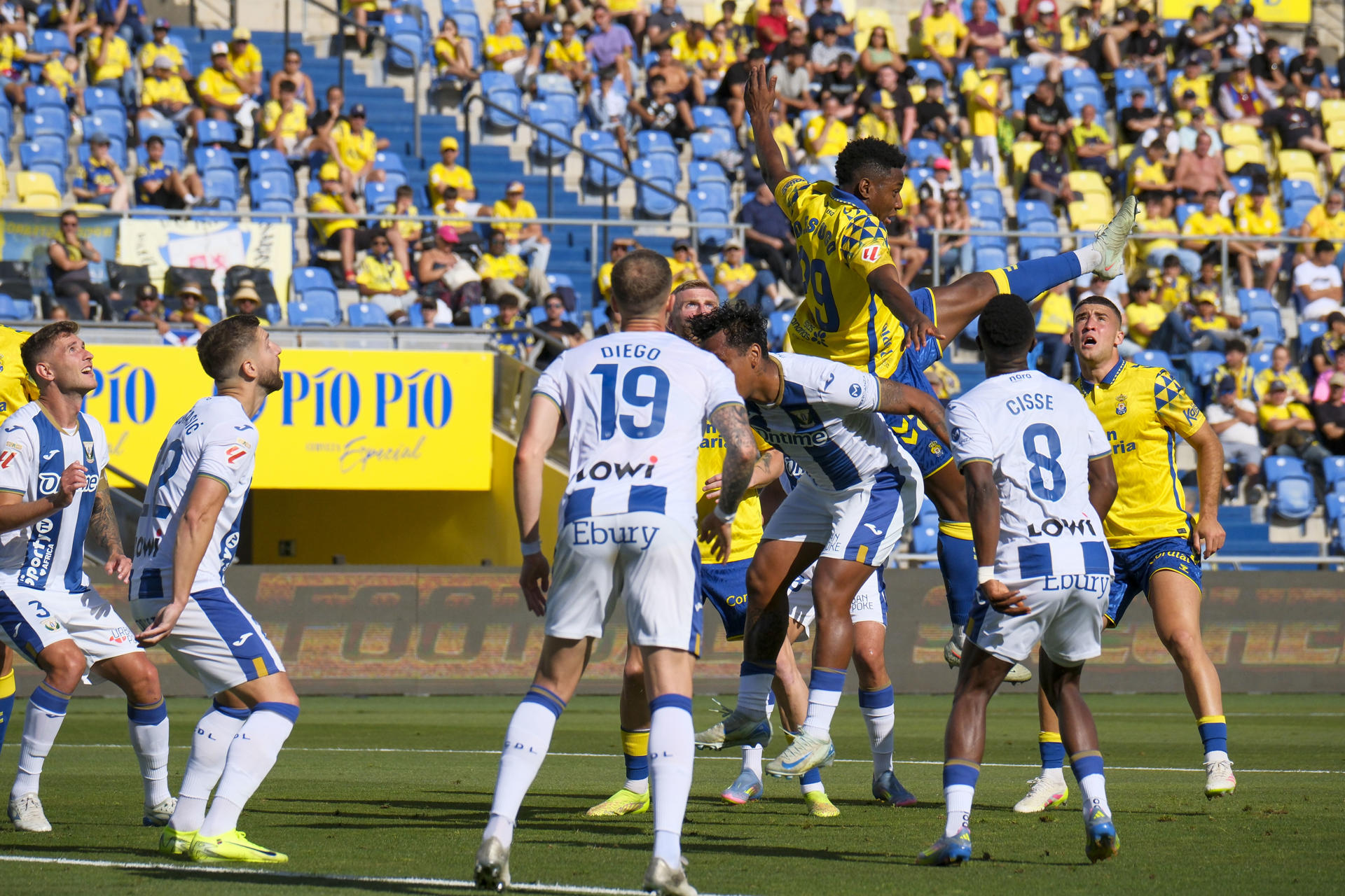 El jugador de la UD Las Palmas Essugo (3d) y el jugador del Leganés Tapia durante el partido de la jornada 37 de LaLiga EA Sports, penúltima del campeonato. EFE/ Angel Medina G.