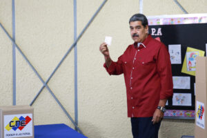 Fotografía cedida por prensa del Palacio de Miraflores del presidente de Venezuela, Nicolás Maduro, votando en las elecciones a gobernadores y diputados de la Asamblea Nacional este domingo, en Caracas. EFE/ Prensa Palacio de Miraflores