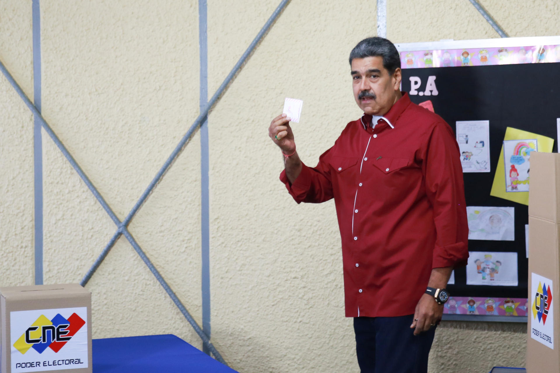 Fotografía cedida por prensa del Palacio de Miraflores del presidente de Venezuela, Nicolás Maduro, votando en las elecciones a gobernadores y diputados de la Asamblea Nacional este domingo, en Caracas. EFE/ Prensa Palacio de Miraflores