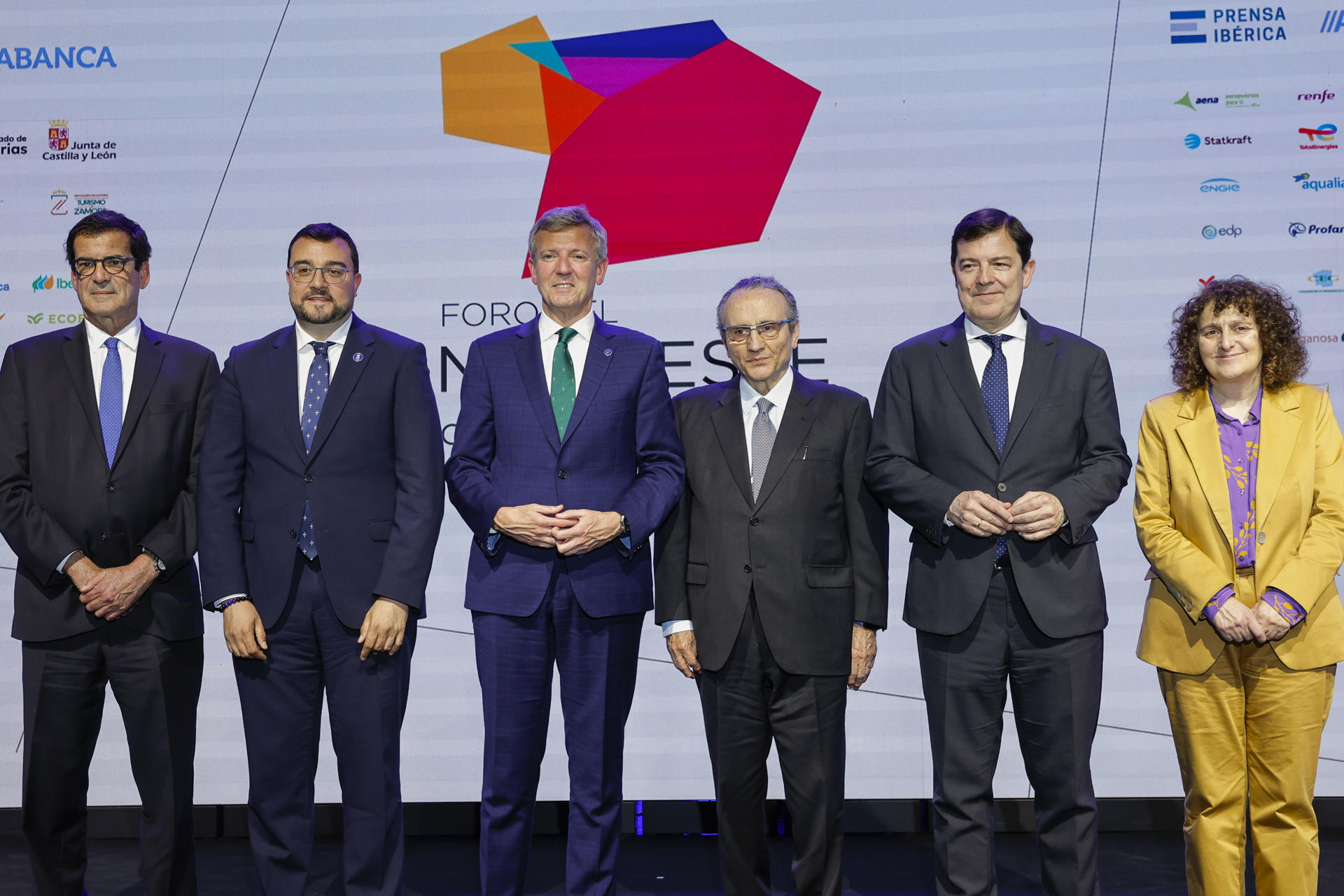 El presidente de la Xunta, Alfonso Rueda, (c) participa junto a sus homólogos del Principado de Asturias, Adrián Barbón, (2i) y la Junta de Castilla y León, Alfonso Fernández Mañueco, (d), junto al presidente del grupo Prensa Ibérica, Javier Moll, (4i) el alcalde de Oporto, Rui Vieira, (i) y la alcaldesa de Santiago, Goretti Sanmartín (d) posan en la clausura del 'Foro del Noroeste Construyendo puentes, creando futuro', hoy martes en Santiago de Compostela. EFE/Lavandeira jr