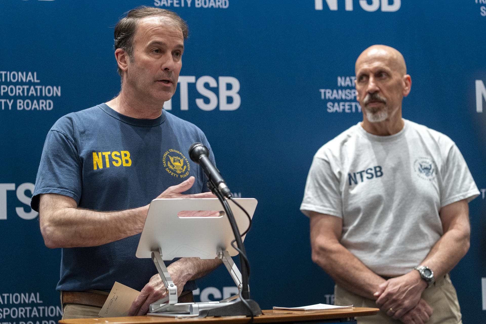 Los miembros de la junta Nacional de Seguridad en el Transporte (NTSB) Brian Young (i) y Michael E. Graham hablan en una rueda de prensa, este lunes 19 de mayo de 2025 en Nueva York (Estados Unidos). Las autoridades estadounidenses informaron de que hubo tres llamadas de asistencia del buque escuela mexicano Cuauhtémoc tan solo cuatro minutos después de que zarpara el sábado en Nueva York. EFE/ Ángel Colmenares