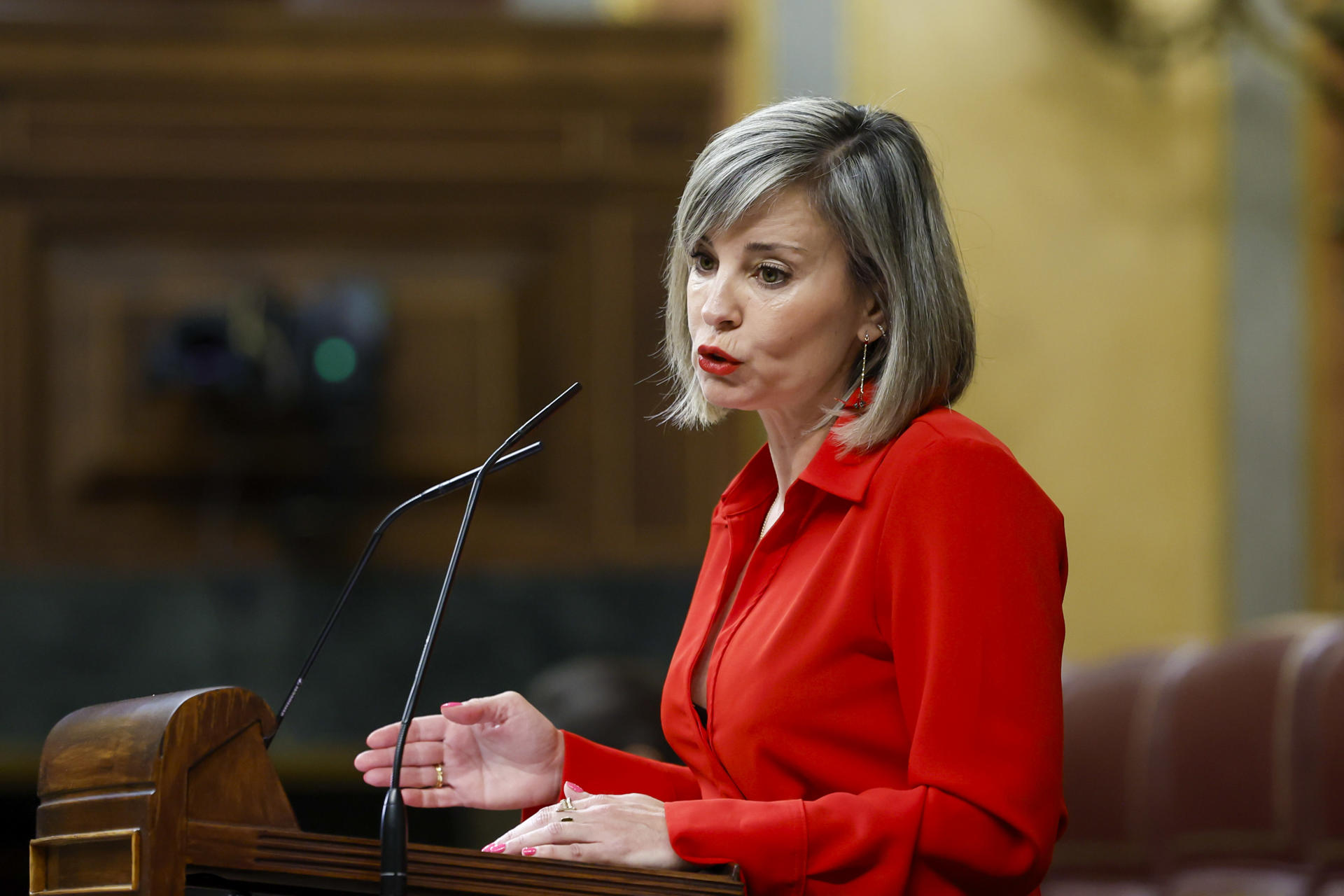 La portavoz de Sumar, Verónica Martínez toma el turno de palabra tras la comparecencia del presidente del Gobierno, Pedro Sánchez, ante el pleno del Congreso para informar del plan de defensa y del apagón masivo del 28 de abril. EFE/ J.J. Guillén