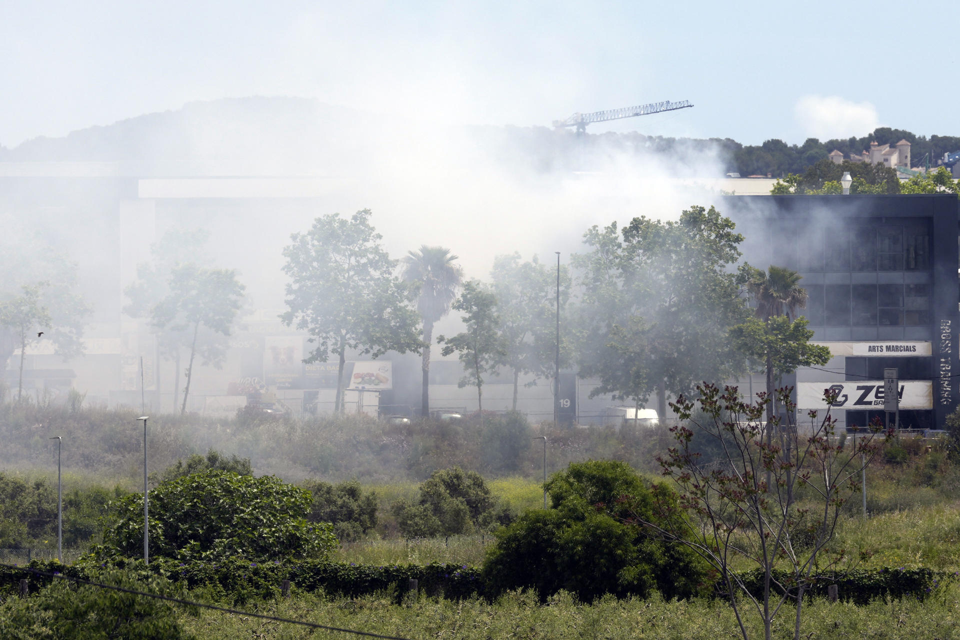 Vista del incendio declarado en una nave que almacena derivados de cloro, en Vilanova i la Geltrú. Protección Civil ha levantado, más de siete horas después de activarlo, el confinamiento en los cinco municipios de Barcelona y Tarragona afectados por la nube tóxica de un incendio en una nave que almacena derivados de cloro, aunque en tres de ellos mantiene limitaciones para personas vulnerables. EFE/Enric Fontcuberta