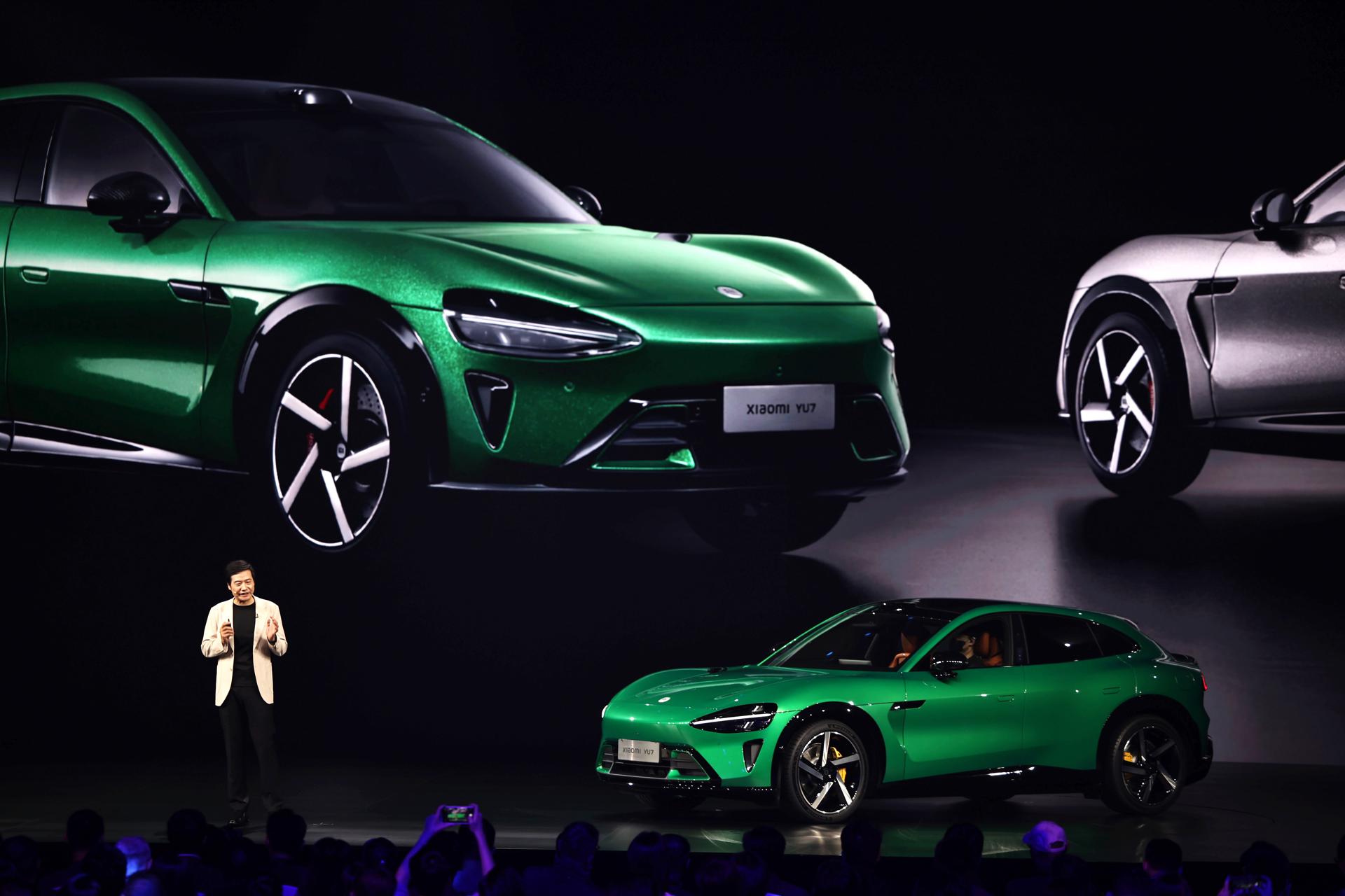 El fundador, presidente y consejero delegado del grupo Xiaomi, Lei Jun, presenta este jueves el primer todocamino (SUV) eléctrico de la compañía, el todocamino (SUV) YU7 en Pekín. EFE/EPA/ANDRES MARTINEZ CASARES