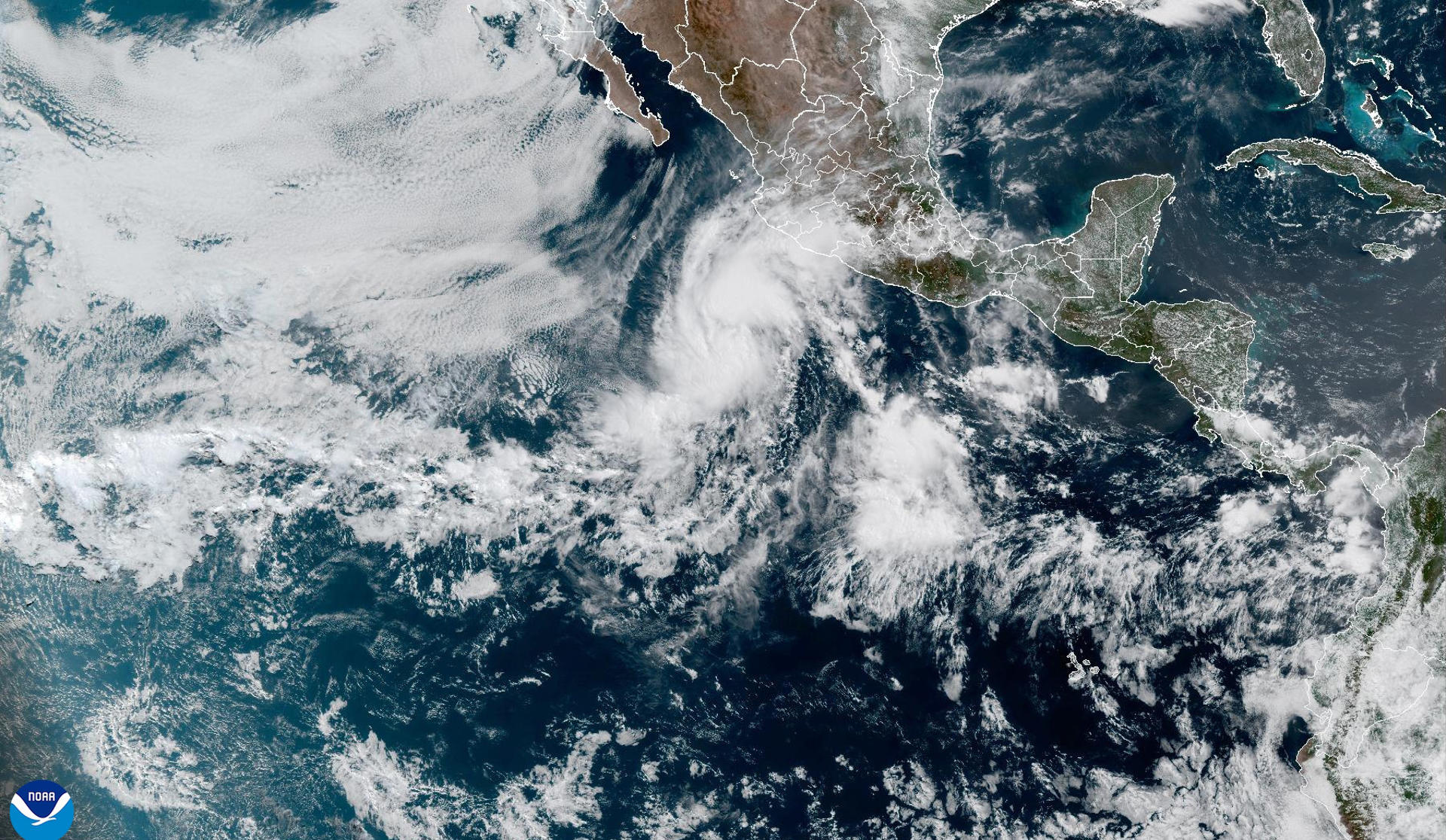 Fotografía satelital cedida por la Oficina Nacional de Administración Oceánica y Atmosférica (NOAA) a través del Centro Nacional de Huracanes (NHC) estadounidense, donde se muestra la localización de la tormenta tropical Alvin cerca de la costa del Pacífico mexicano. EFE/NOAA-NHC /SOLO USO EDITORIAL /NO VENTAS /SOLO DISPONIBLE PARA ILUSTRAR LA NOTICIA QUE ACOMPAÑA /CRÉDITO OBLIGATORIO