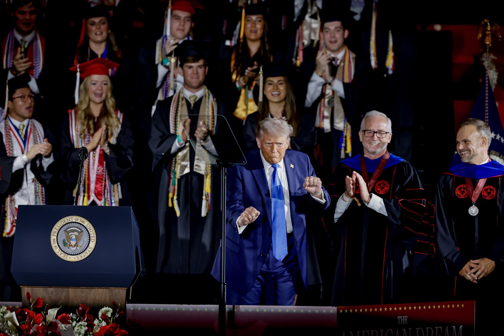 El presidente estadounidense Donald Trump baila después de pronunciar el discurso de graduación en el Coleman Coliseum de la Universidad de Alabama. EFE/EPA/ERIK S. LESSER