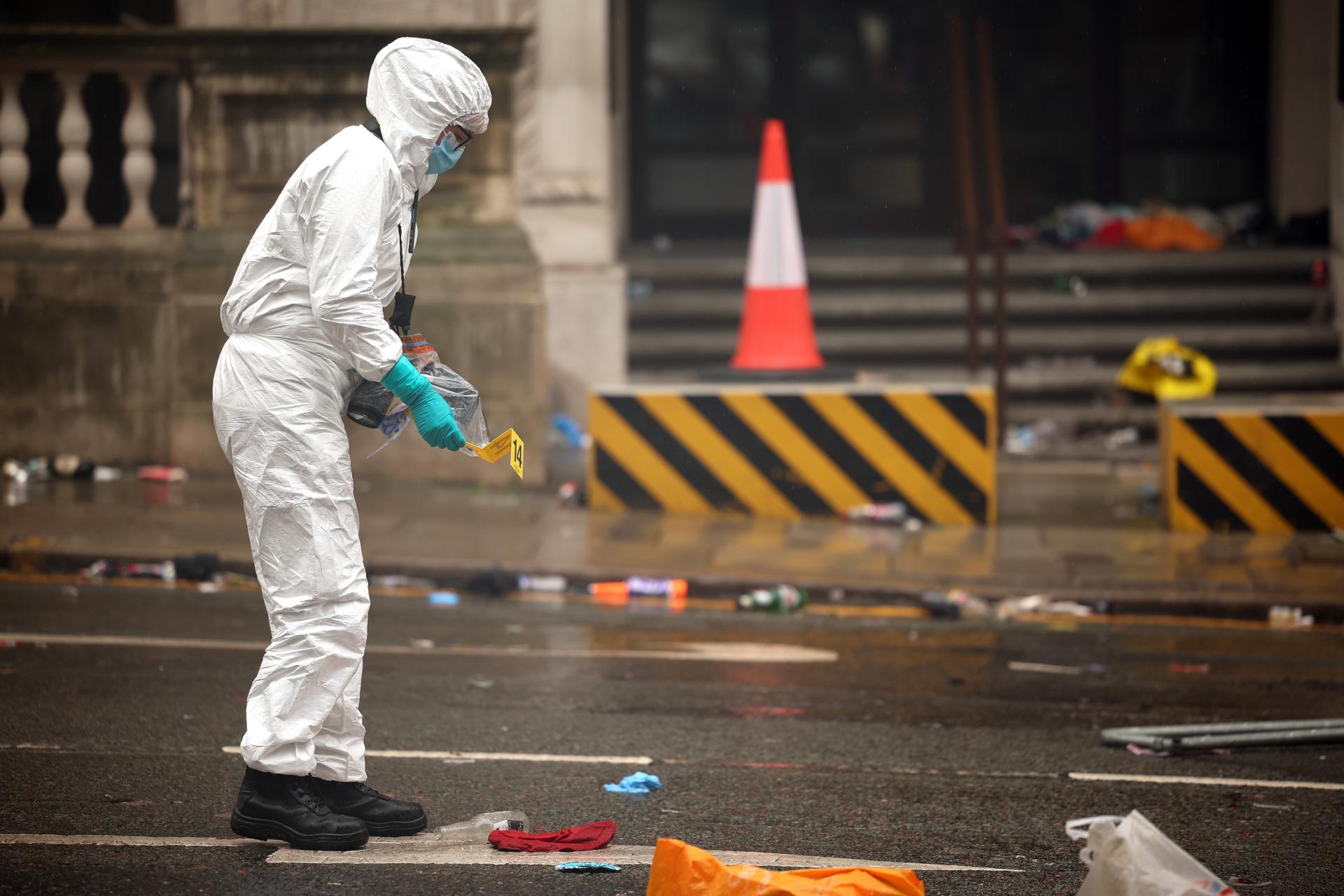 Varios forenses el día después del atropello en la celebración del título en el centro de la ciudad de Lierpool, Gran Bretaña. EFE/EPA/ADAM VAUGHAN