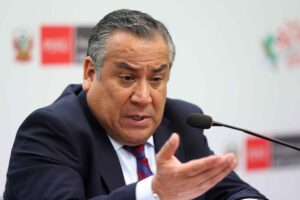 El primer ministro de Perú, Gustavo Adrianzén, habla durante una rueda de prensa este jueves en Lima (Perú). EFE/Paolo Aguilar