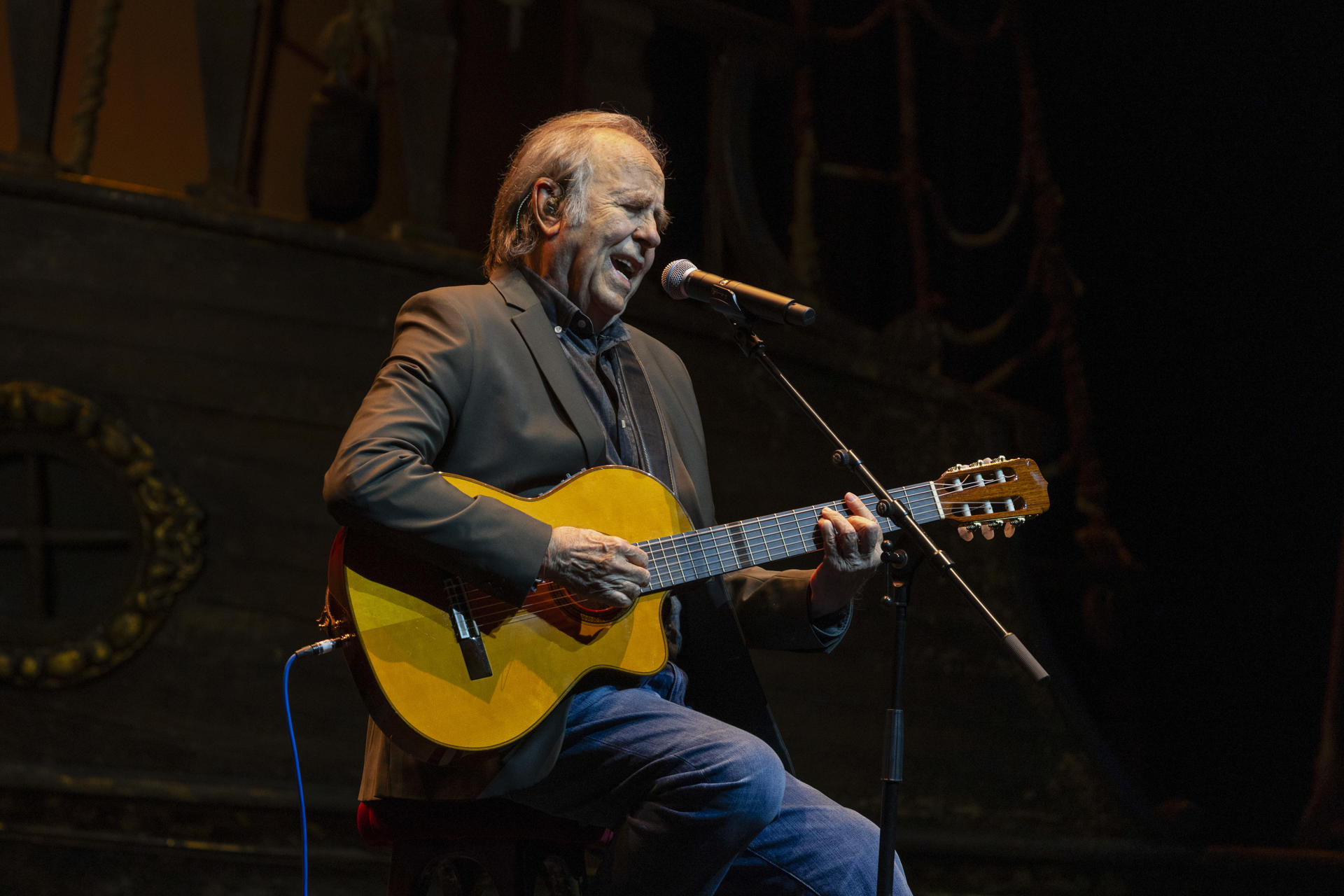 El cantautor Joan Manuel Serrat durante su actuación hoy martes en la 28 edición del ´Festival Guanya´T el Cel´ que se ha celebrado en el Teatro Victoria de Barcelona. EFE/Marta Pérez.