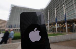 Fotografía de archivo del logo de Apple. EFE/EPA/OLIVIER HOSLET