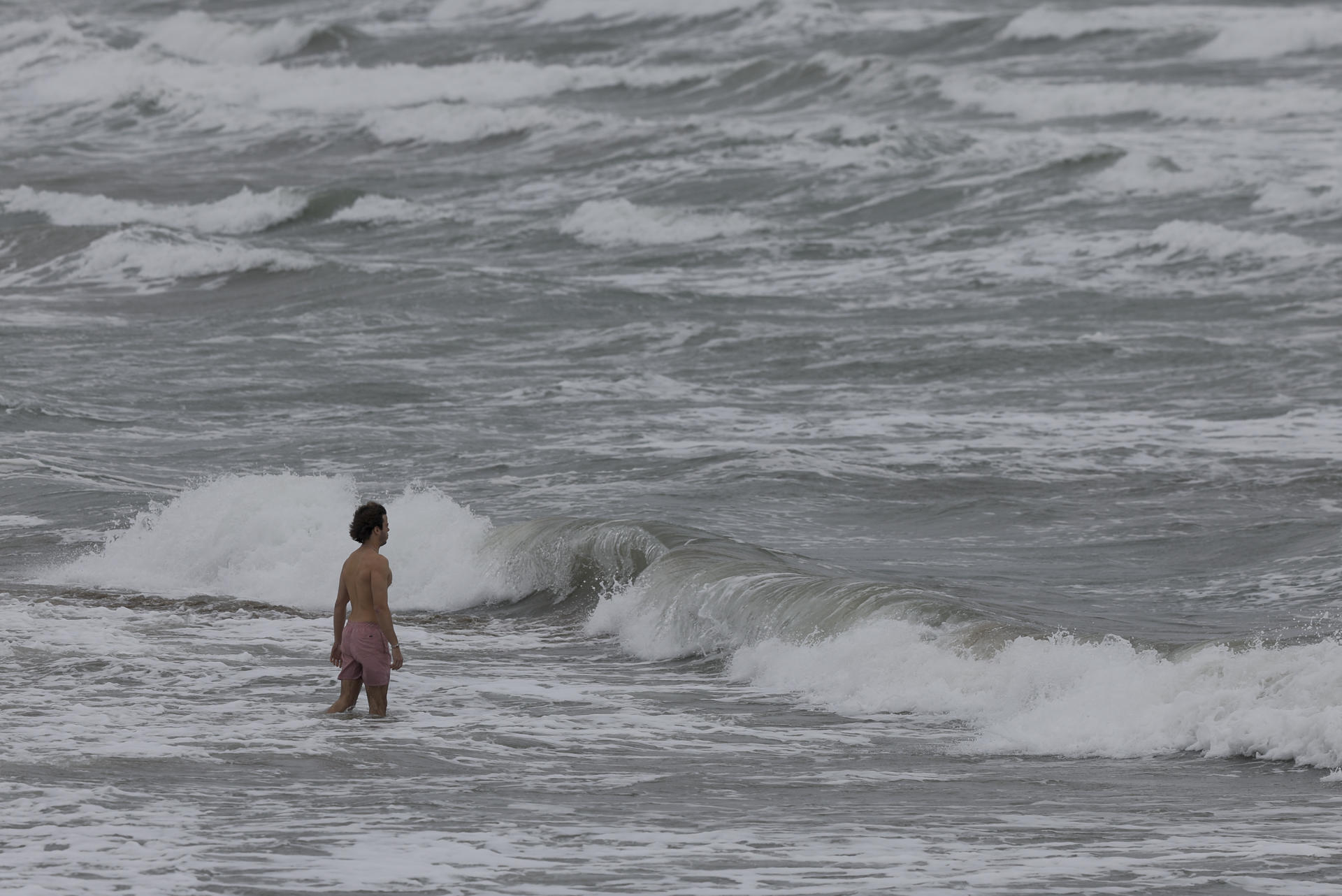 Un hombre se da un baño en una playa de Valencia, este jueves. .EFE/ Kai Fösterling