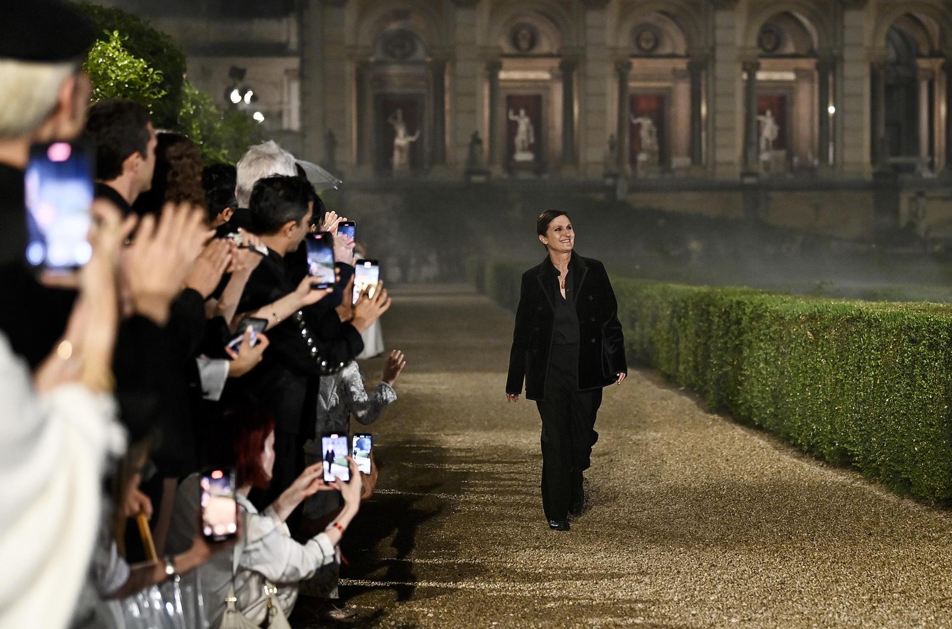 La italiana Maria Grazia Chiuri, quien anunció este jueves su marcha de la dirección artística para la moda femenina de Christian Dior, es aplaudida durante el desfile de moda Dior Cruise 26 en Roma, el 27 de mayo de 2025. EFE/EPA/RICCARDO ANTIMIANI