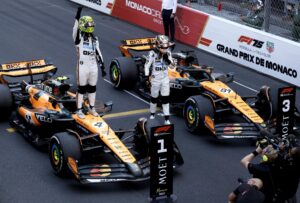 El piloto de McLaren Lando Norris celebra la victoria en el Gran Premio de Mónaco. EFE/EPA/YOAN VALAT