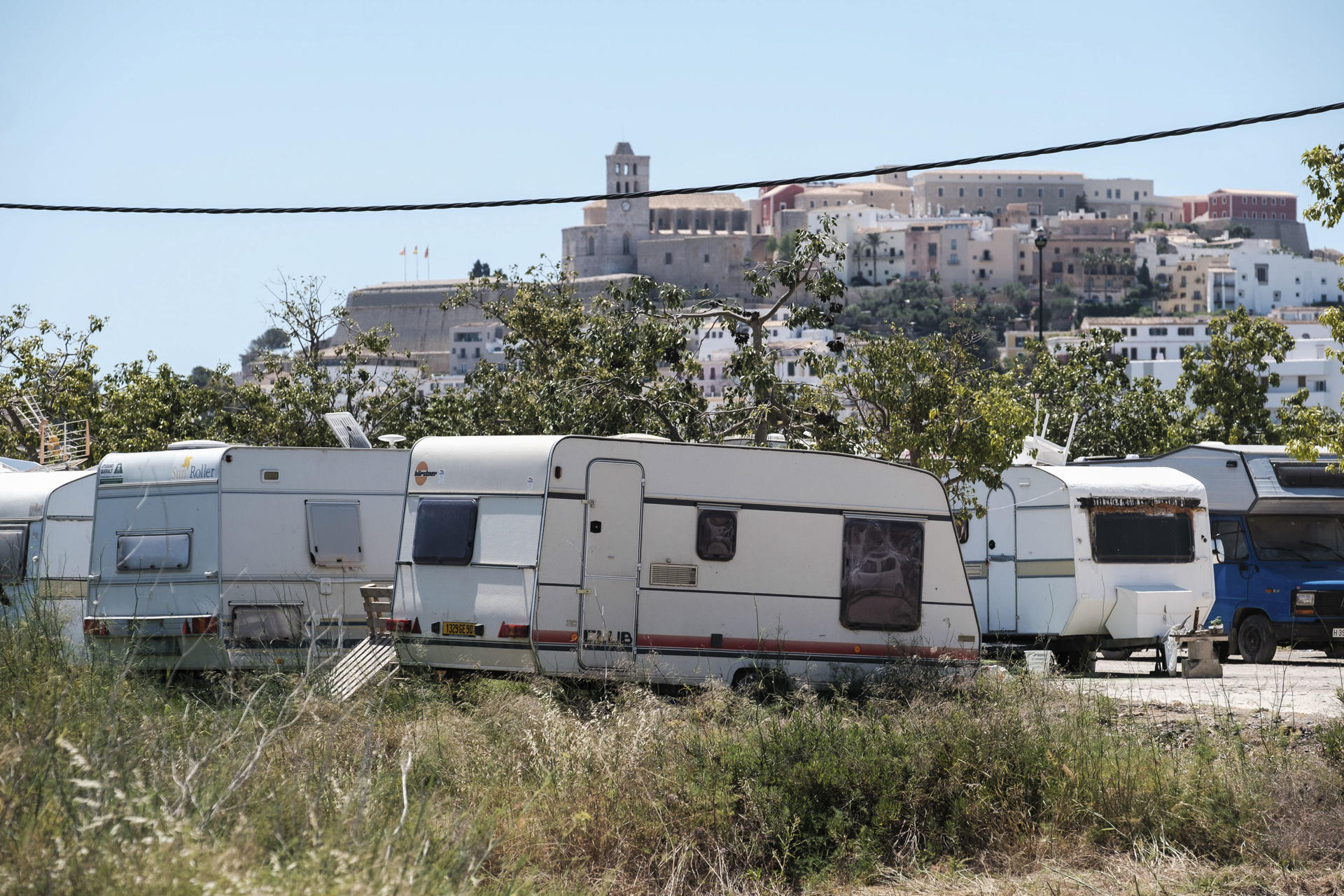 El Consell de Ibiza intenta poner coto a las chabolas y caravanas para que no se asienten en suelo rústico, los bosques y el litoral, mientras este tipo de poblados se multiplican en la periferia de la capital de la isla por el problema ya crónico de carestía de la vivienda. EFE/ Sergio G. Cañizares