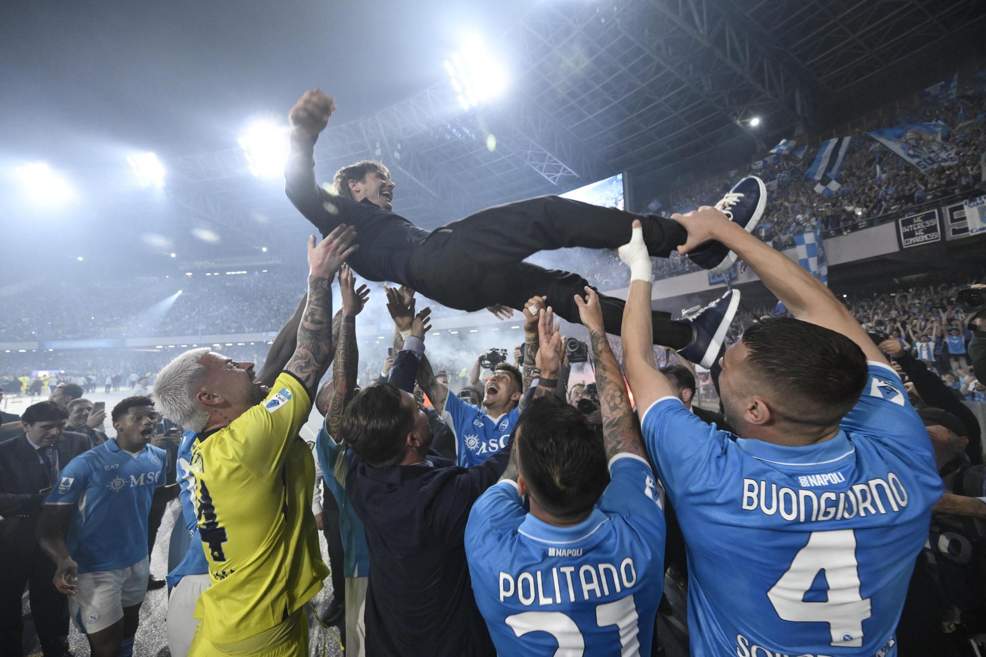 Antonio Conte, entrenador del Nápoles, es manteado por sus jugadores en la victoria ante el Cagliari que les dio el 'Scudetto' EFE/EPA/CIRO FUSCO