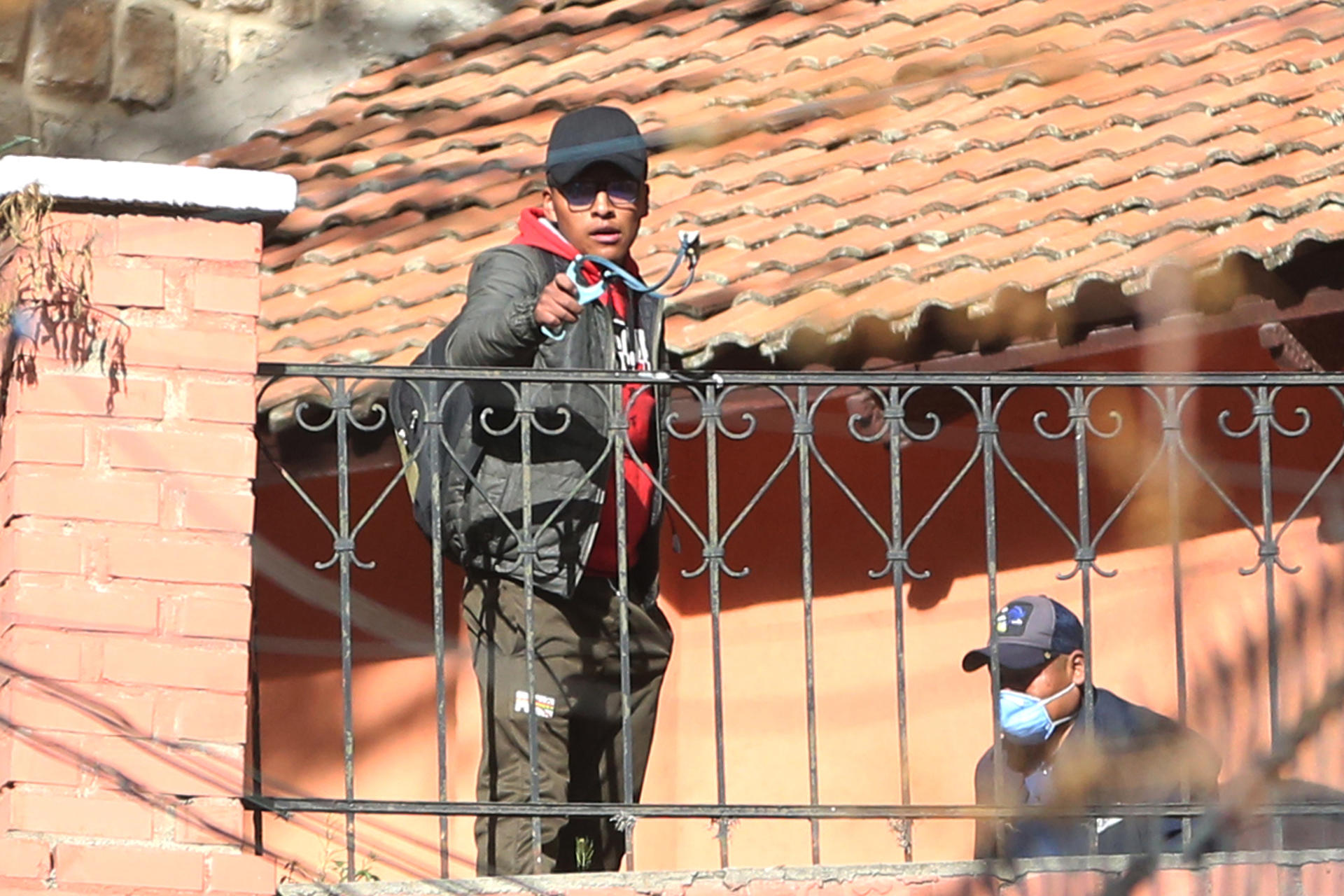 Un seguidor del expresidente Evo Morales (2006-2019) se enfrenta con integrantes de la Policía este jueves, en La Paz (Bolivia). EFE/Luis Gandarillas