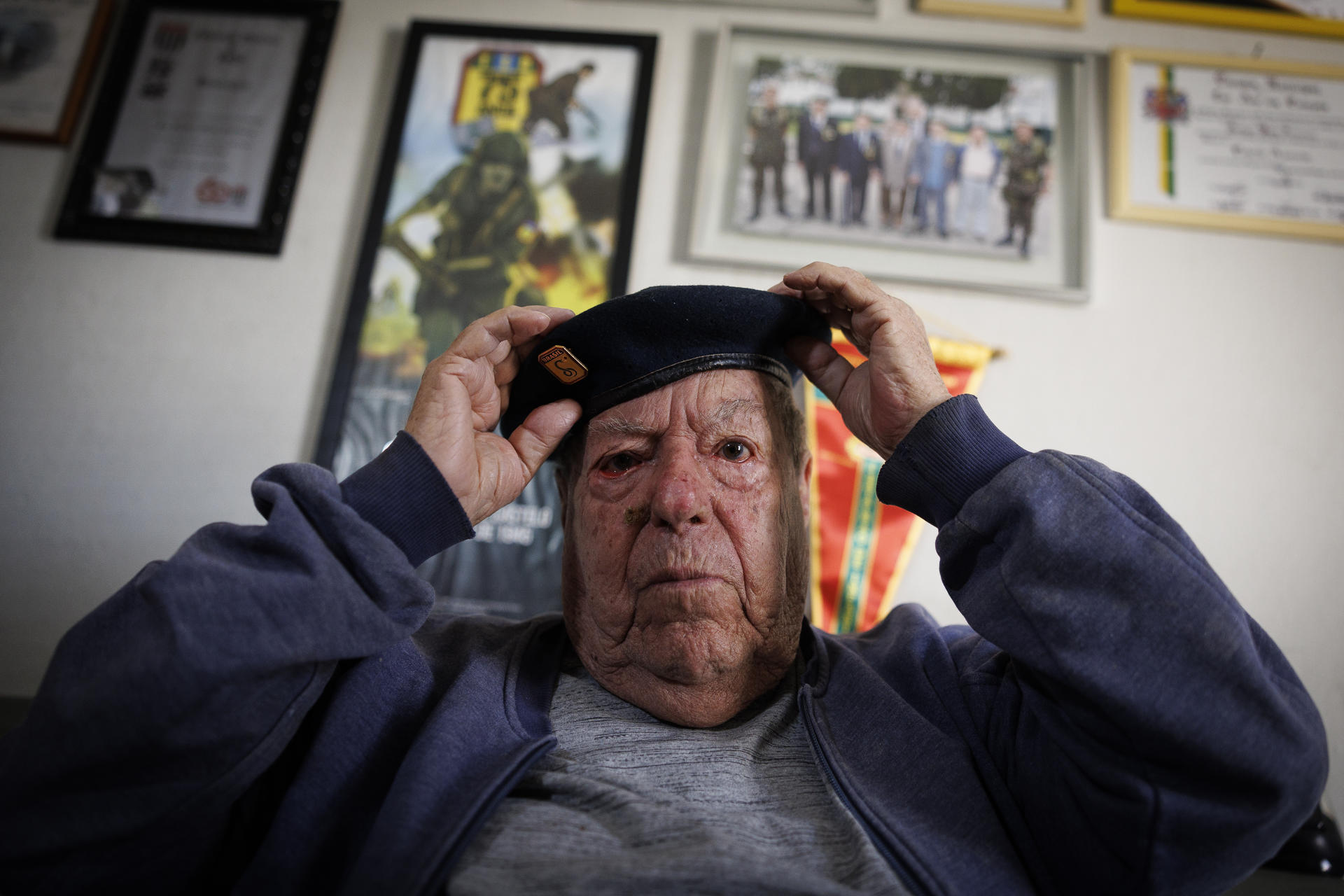El teniente Jarbas Días Ferreira, de 103 años, uno de los más de 25.000 brasileños que lucharon en la Segunda Guerra Mundial, posa durante una entrevista con EFE este lunes, en São José dos Campos (Brasil). EFE/ Isaac Fontana
