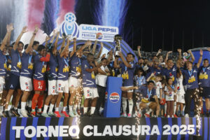 Jugadores de Alianza celebran este sábado la conquista del Torneo Clausura salvadoreño en el Estadio Nacional Jorge 'Mágico' González de San Salvador. EFE/ Javier Aparicio