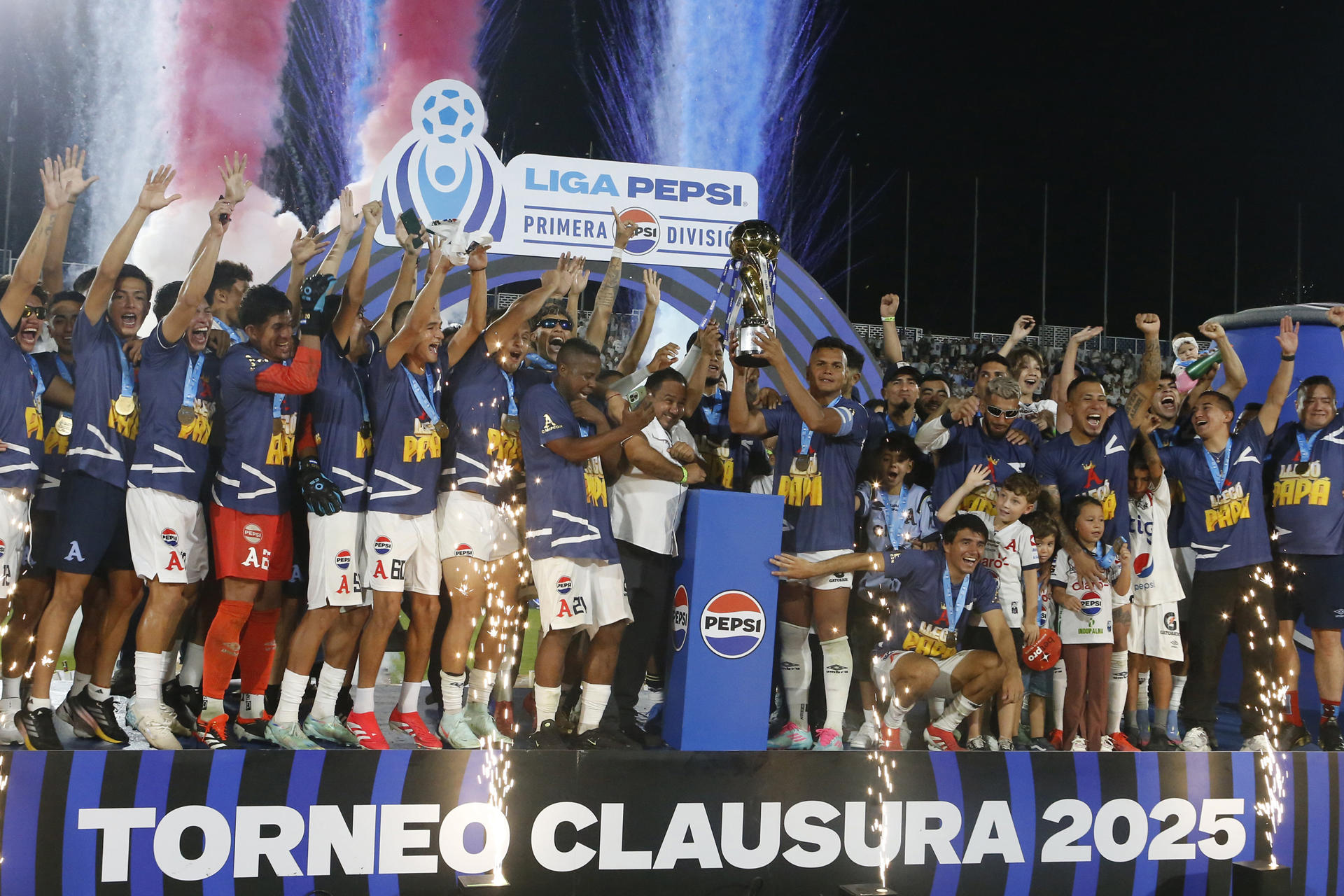 Jugadores de Alianza celebran este sábado la conquista del Torneo Clausura salvadoreño en el Estadio Nacional Jorge 'Mágico' González de San Salvador. EFE/ Javier Aparicio