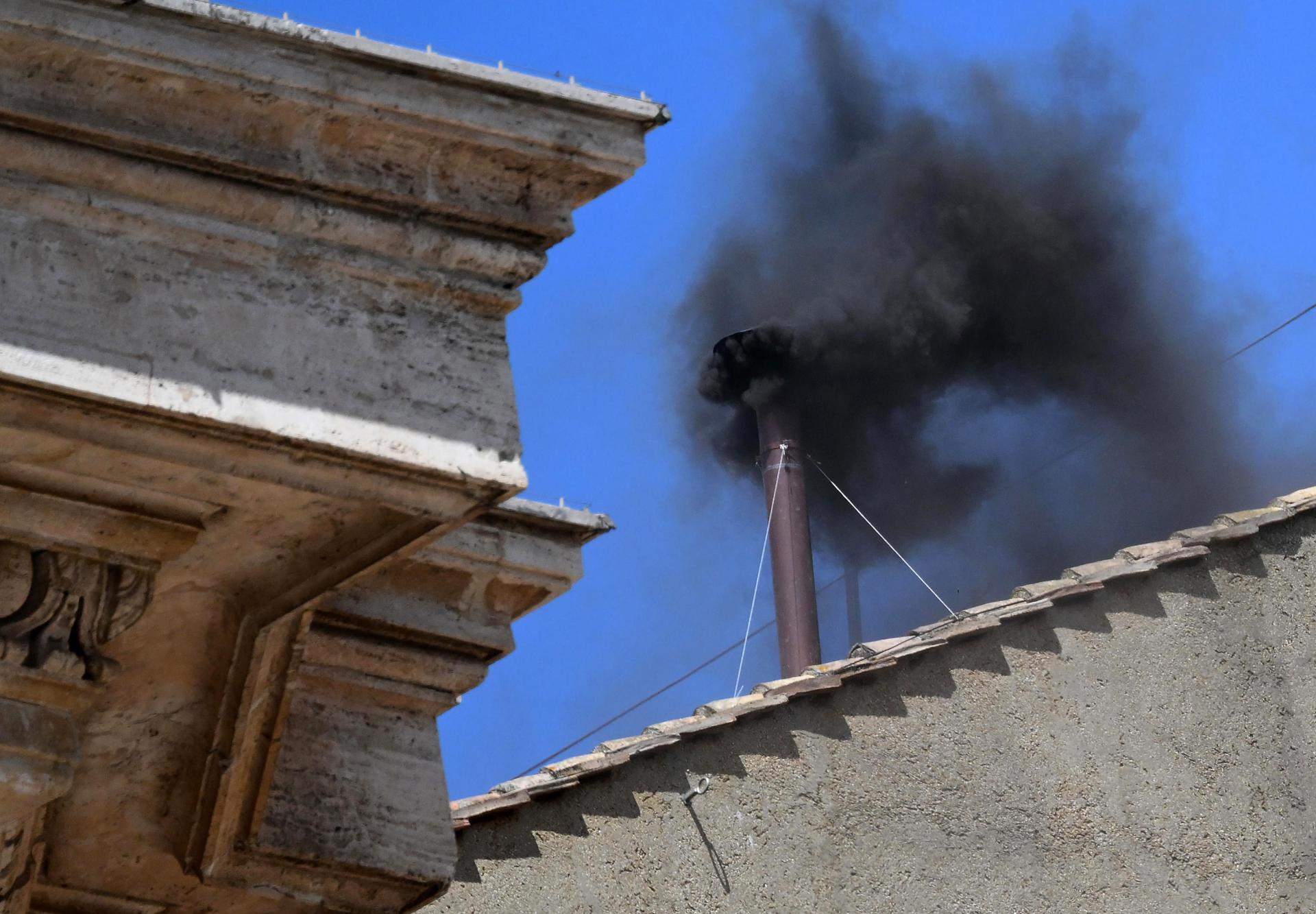 Humo negro sale de la chimenea encima de la Capilla Sixtina junto a la Basílica de San Pedro en el segundo día del cónclave para elegir un nuevo papa en la Ciudad del Vaticano, 8 de mayo de 2025. (Papa) 
EFE/EPA/ETTORE FERRARI
//////////
VATICAN CITY (Vatican City State (Holy See)), 08/05/2025.- Black smoke comes out of the chimney atop the Sistine Chapel next to St. Peter's Basilica on the second day of the conclave to elect a new pope in Vatican City, 08 May 2025. (Papa) EFE/EPA/ETTORE FERRARI