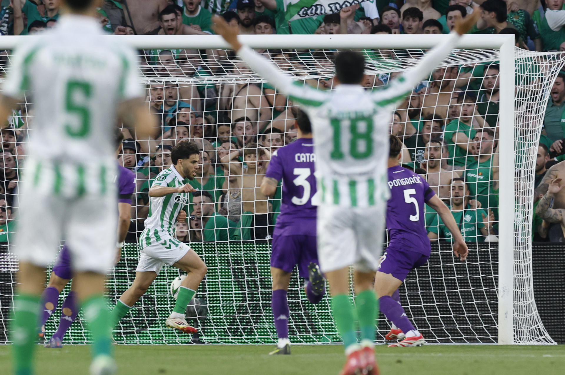 El delantero del Betis Abde celebra el primer gol de su equipo durante el partido de ida de las semifinales de la Liga Conferencia que Real Betis y ACF Fiorentina disputan este jueves en el estadio Benito Villamarín, en Sevilla. EFE/Julio Muñoz