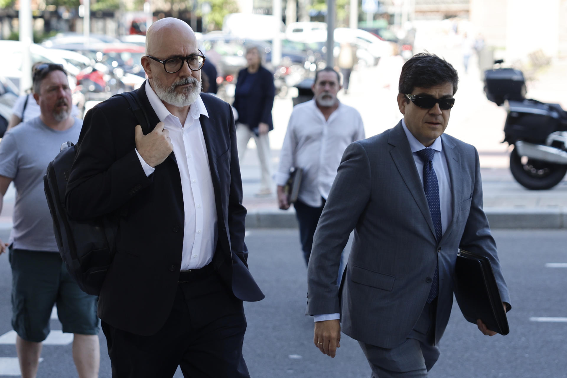 El geriatra Francisco Javier Martínez Peromingo (i) a su llegada a los juzgados en Madrid, este lunes. El Juzgado de Instrucción número 3 de Madrid ha citado como investigados a Carlos Mur y Francisco Javier Martínez Peromingo, dos exaltos cargos del Gobierno de Isabel Díaz Ayuso, considerados los autores de los protocolos que bloquearon el traslado al hospital de ancianos desde residencias al inicio de la pandemia. EFE/Sergio Pérez
