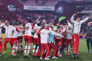 Jugadores de Huracán celebran este sábado la clasificación a la final del torneo Apertura argentino tras derrotar en una tanda de penaltis por 5-6 a Independiente en el estadio Libertadores de América. EFE/ Juan Ignacio Roncoroni