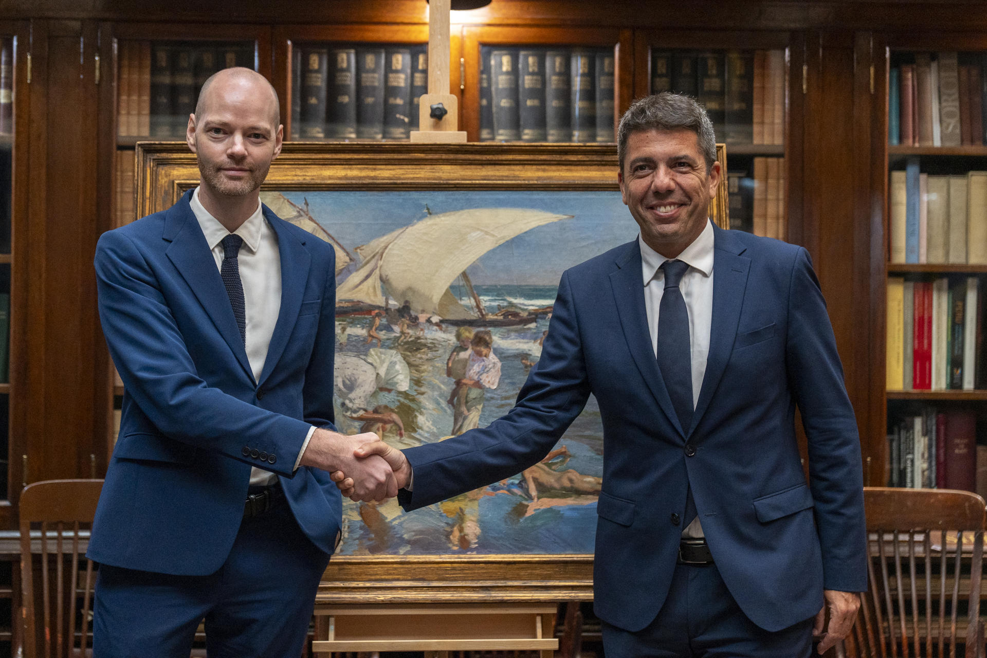 El presidente de la Generalitat valenciana, Carlos Mazón (d), y el director de la Hispanic Society, Guillaume Kientz, posan este jueves, en Nueva York (Estados Unidos). Carlos Mazón aseguró que está más cerca de recuperar un vuelo directo entre EE.UU. y Valencia y que es "una de las prioridades" para las empresas valencianas y el turismo de la región. EFE/ Angel Colmenares