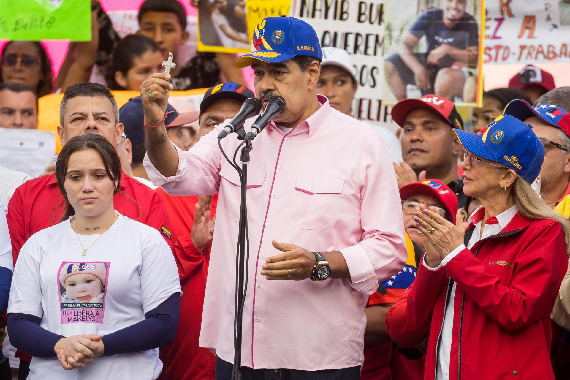 El presidente de Venezuela, Nicolás Maduro, habla junto a la madre de Maikelys Espinoza, Yorely Bernal (i), en una manifestación por el Día Internacional del Trabajador este jueves, en Caracas (Venezuela). EFE/ Miguel Gutiérrez