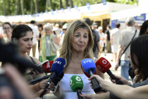 .La vicepresidenta segunda y ministra de Trabajo y Economía Social, Yolanda Díaz (c), atiende a los medios mientras visita la Ferial de Libro de Madrid, este sábado. EFE/ Víctor Lerena