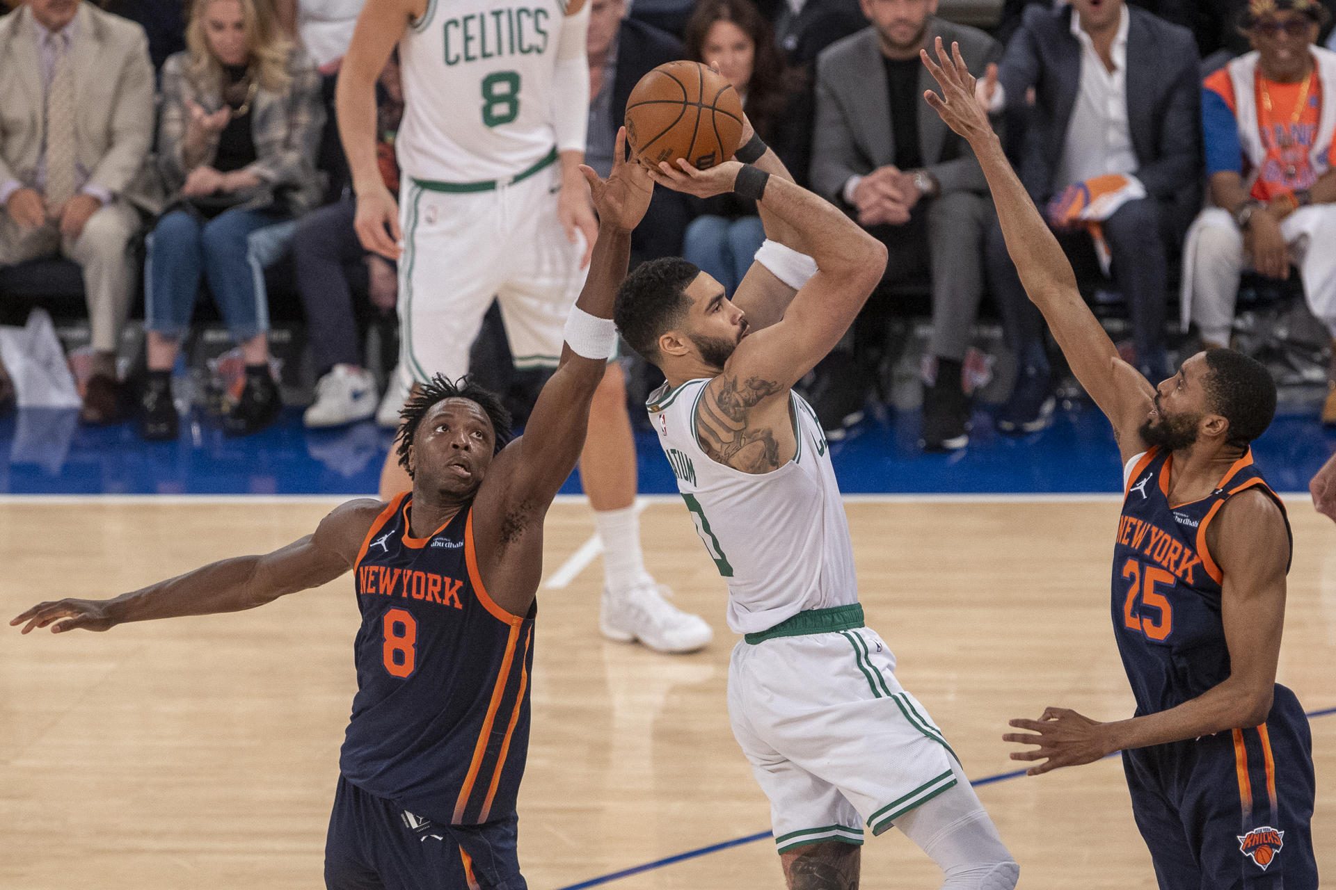 Jayson Tatum (c) de los Celtics lanza la pelota durante un partido de la NBA entre New York Knicks y Boston Celtics en el Madison Square Garden, en Nueva York (EE.UU.). EFE/ Ángel Colmenares