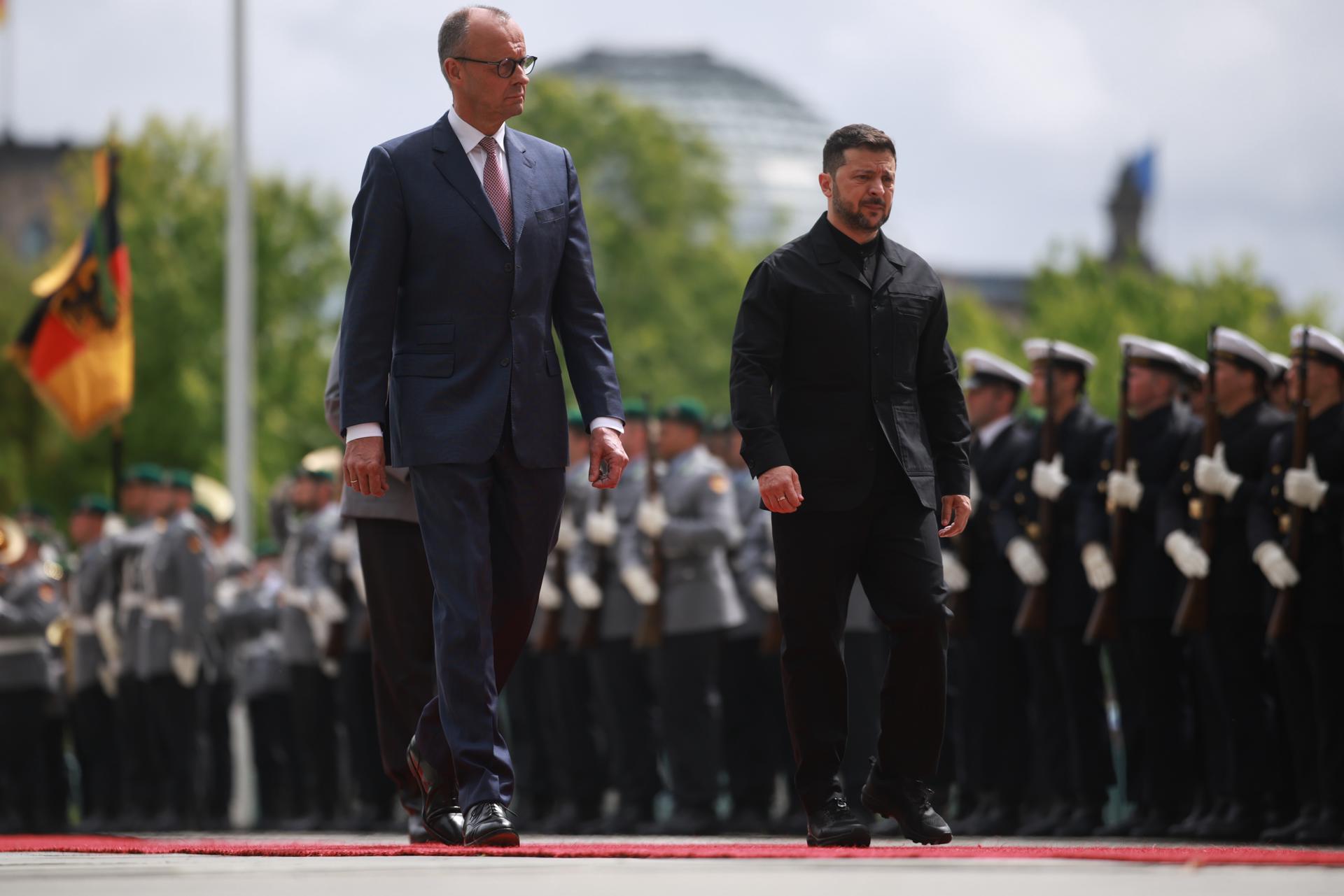 El canciller alemán, Friedrich Merz recibe con honores militares al presidente ucraniano, Volodímir Zelenski, en la Cancillería de Berlín, Alemania, este miércoles.-EFE/ Clemens Bilan