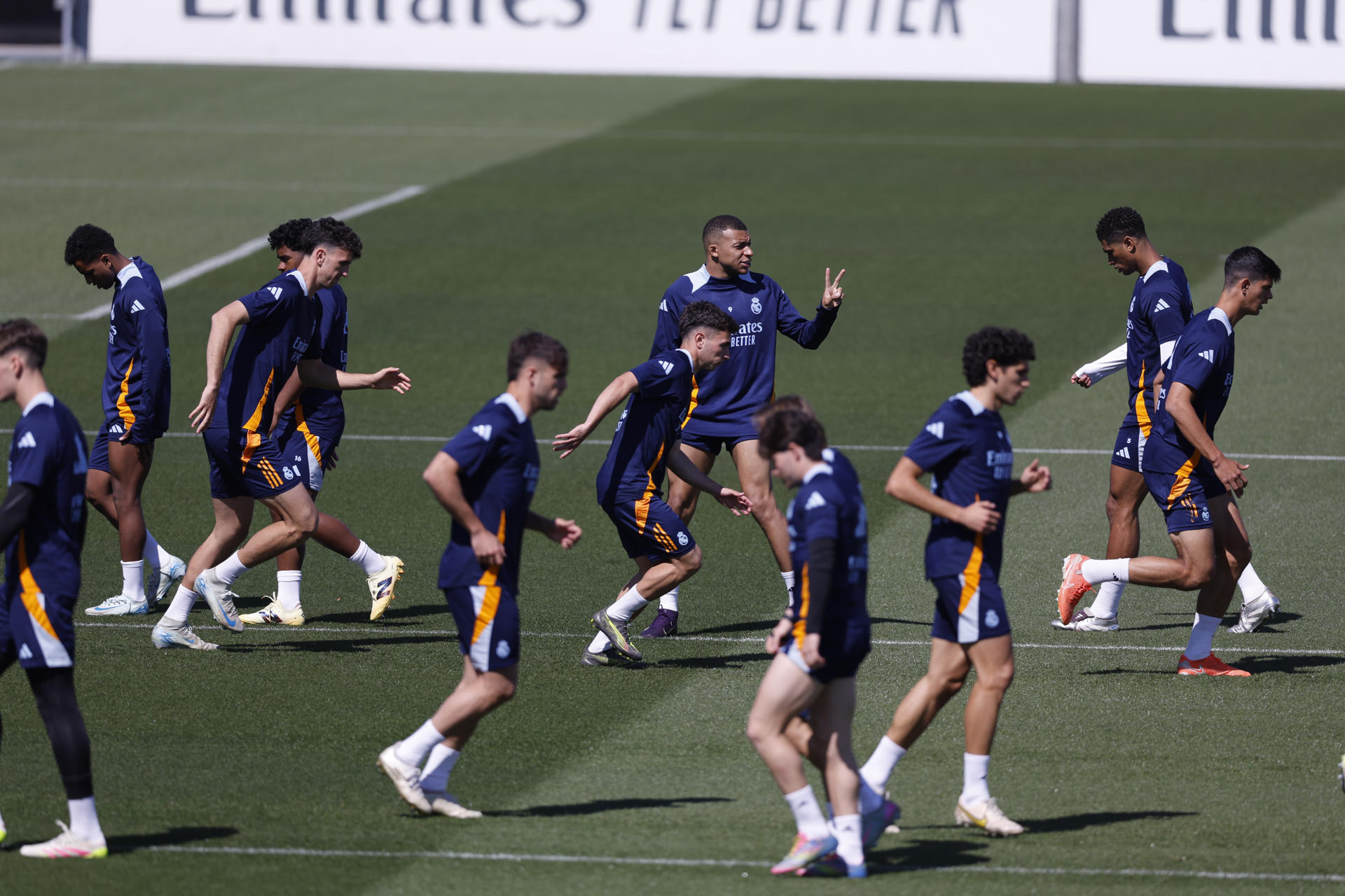 El delantero del Real Madrid, Kylian Mbappé (c) durante el entrenamiento del equipo celebrada en Valdebebas, Madrid este martes antes de su enfrentamiento liguero de mañana contra el Mallorca. EFE/ Javier Lizón