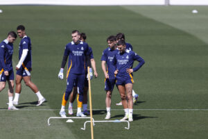Los jugadores del Real Madrid, Jude Bellingham (2i), Dani Ceballos (d), Raúl Asencio (2d) y Andriy Lunin (c) durante un. EFE/ Javier Lizón